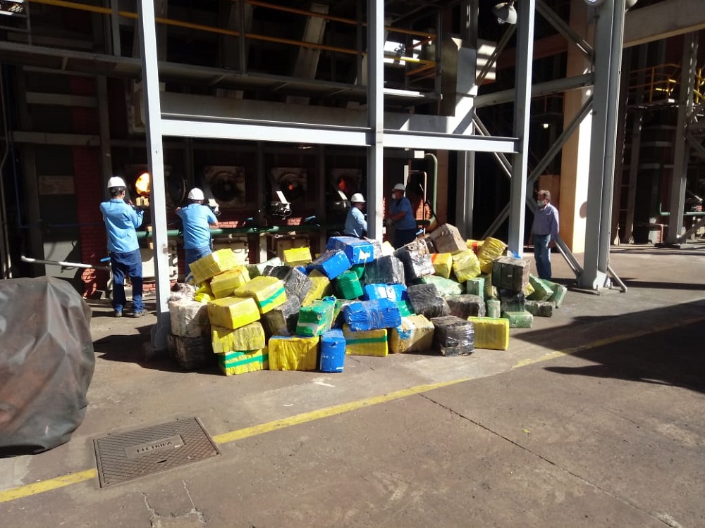 Polícia Civil de Botucatu incinera 11 toneladas de maconha apreendidas em conjunto com a PM