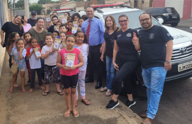 Polícia Civil faz blitz para a distribuição de mais 400 Kits de doces e bolas em homenagem ao dias das Crianças em Dracena