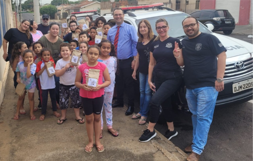 Polícia Civil faz blitz para a distribuição de mais 400 Kits de doces e bolas em homenagem ao dias das Crianças em Dracena