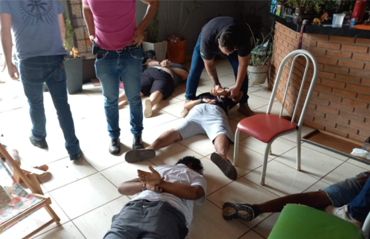 Policiais da DISE de Jaú prende seis homes e uma mulher por tráfico e associação ao tráfico.