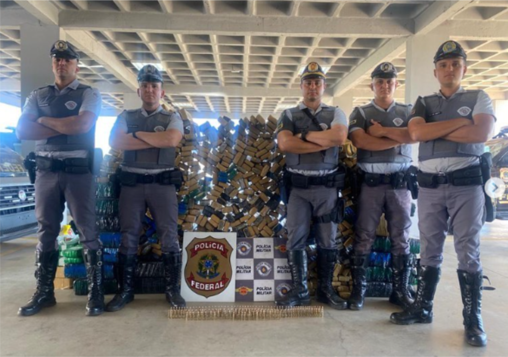 POLICIAMENTO RODOVIÁRIO PRENDE INDIVÍDUO TRANSPORTANDO GRANDE QUANTIDADE DE DROGAS E MUNIÇÕES DE FUZIL EM VEÍCULO DUBLÊ EM MIRASSOL