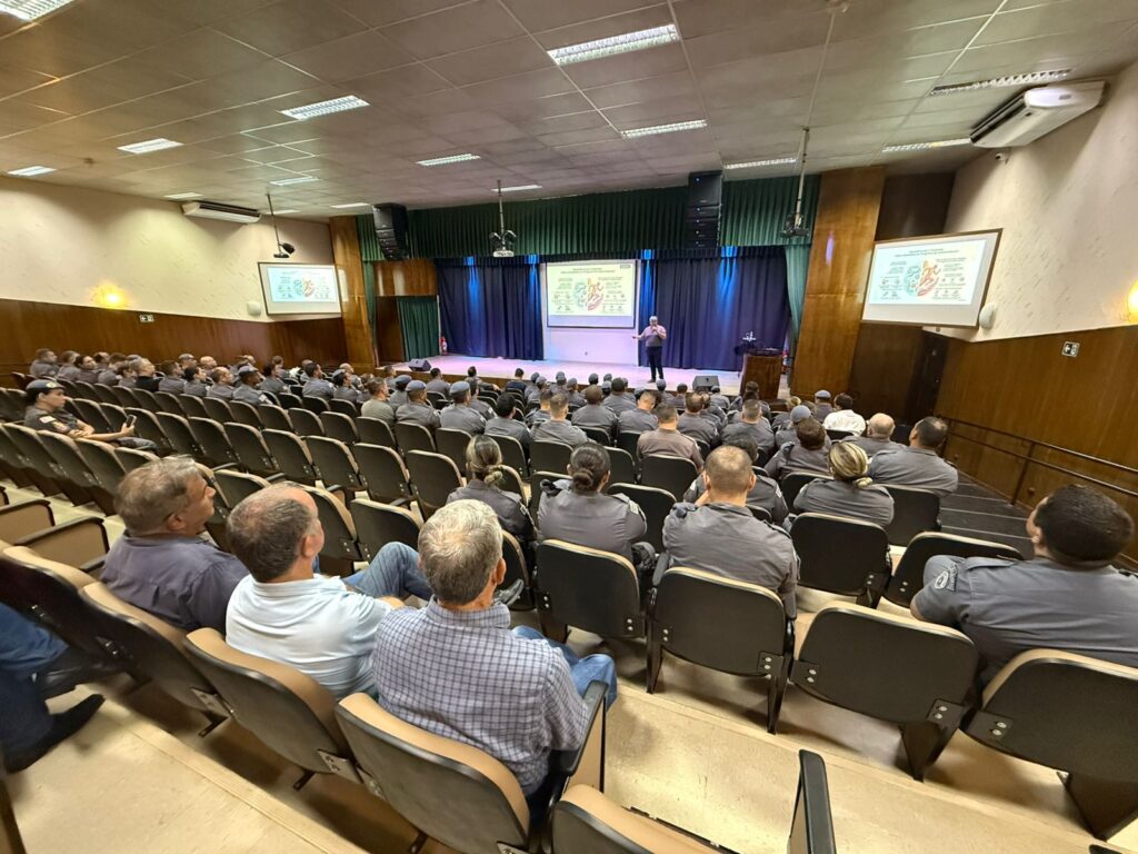 25º BATALHÃO DE POLICIA MILITAR RECEBE PALESTRA DO PROFESSOR CLEITON BOCCHI, IDEALIZADOR DO MÉTODO QUE BUSCA PERFOMANCE ESPORTIVA E QUALIDADE DE VIDA